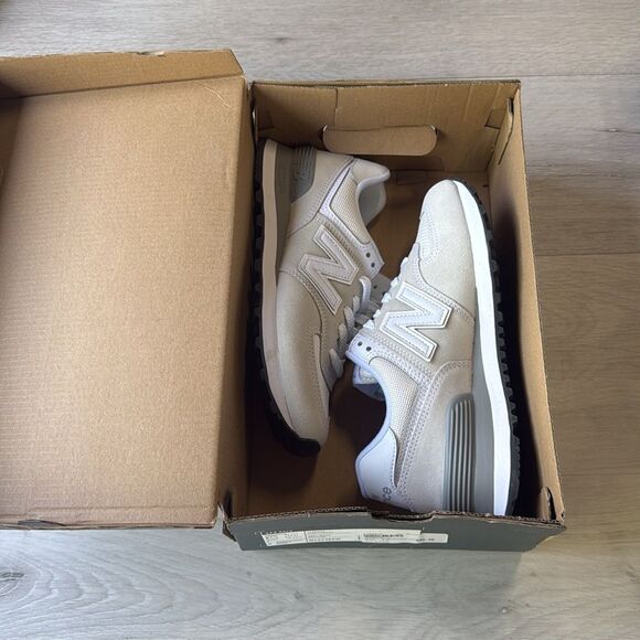 New balance Women's
574 Core grey/white‎ size 6.5 NWT in box - Picture 9 of 14